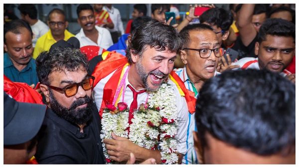 Emami East Bengal: মধ্যরাতে সমর্থকদের আবেগে ভাসলেন কুয়াদ্রাত, ম্যাচ দেখতে নৈহাটি যাবেন স্প্যানিশ কোচ?