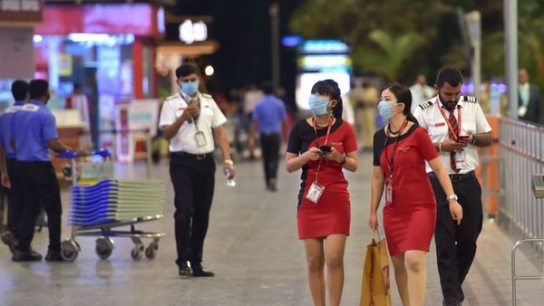 Career Tips : এয়ার হোস্টেস হতে গেলে কী করতে হয়? শারীরিক গঠন খুব প্রয়োজন এই পেশায়?