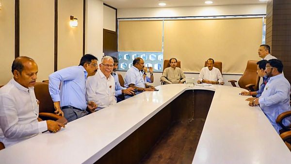 শরদের পর উদ্ধবের সঙ্গে সাক্ষাৎ! শিন্ডে সরকারের উপমুখ্যমন্ত্রী অজিত পাওয়ারকে নিয়ে জল্পনা