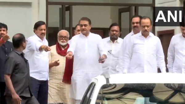 Maharashtra politics: শরদ পাওয়ারকে নেতা মানলেন বৈঠকও করলেন অজিত পাওয়ার গোষ্ঠী