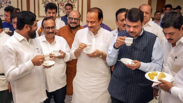 মহারাষ্ট্রের মুখ্যমন্ত্রী হচ্ছেন অজিত পাওয়ার! শিন্ডের ভাগ্য নির্ধারণে কী বললেন ফড়নবিস