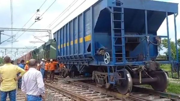 Train Derailed: বেলাইন মালগাড়ি, কারণ নিয়ে ধোঁয়াশা, রেল কর্তৃপক্ষের উদাসীনতায় বিরক্ত আমজনতা