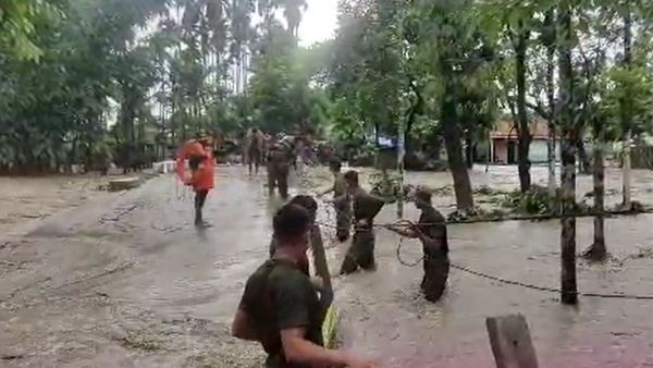 North Bengal Flood: প্রবল বর্ষণে বিপর্যস্ত উত্তরবঙ্গ, গ্রাম যেন নদী! উদ্ধারে নামল ভারতীয় সেনা