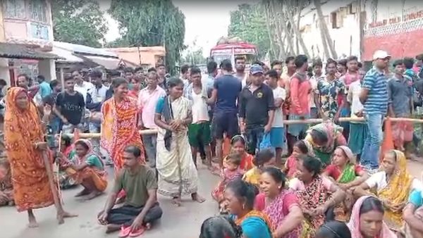 আজব উপদ্রব গ্রামে, অতিষ্ট হয়ে শেষে পথ অবরোধে গ্রামবাসীরা