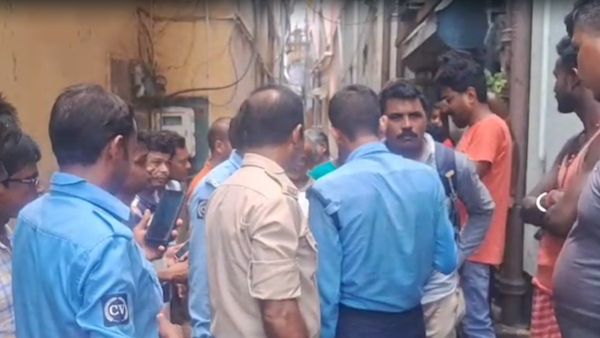 Burdwan: আইসক্রিম চুরি করে চম্পট, ফলের দোকানে হাতেনাতে ধরা পড়ল ভুয়ো পুলিশ