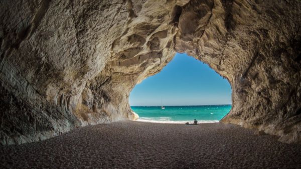 বিশ্বের বৃহত্তম গুহার আকাশে জমে মেঘ, উড়তে পারত বিমানও! আবিষ্কারের কাহিনি রহস্যেঘরা