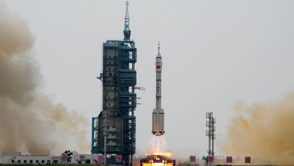 China in Moon Mission: চাঁদে জোড়া মহাকাশযান পাঠাবে চিন, একটিতে যাবেন মহাকাশচারী
