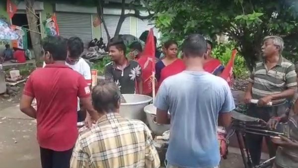 জয়ের উল্লাসে লাল রসগোল্লা, সার্টিফিকেট কাণ্ডের পরেও এলাকাবাসীর মিষ্টিমুখ করালেন বামেরা