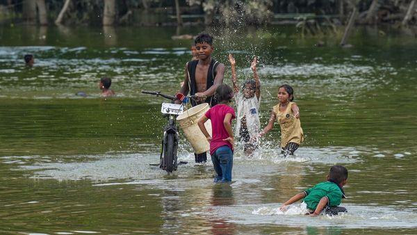 Weather Update of IMD: দিল্লিতে ভারী বৃষ্টি, মুম্বইয়ে কমলা সতর্কতা, নয়ডায় স্কুল বন্ধ! জল-যন্ত্রণা চলছেই