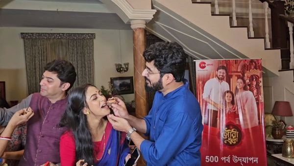 Bengali Serial Gouri Elo: 'গৌরী এলো'র সেটে সেলিব্রেশন মুডে কলাকুশলীরা! মা'য়ের সামনেই হল কেক কাটা