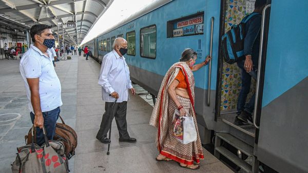 IRCTC Travel Insurance: ৩৫ পয়সার বিমায় মিলবে ১০ লাখ! ট্রেন সফরের আগে অবশ্যই জানুন এই তথ্য