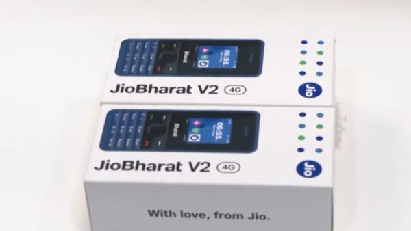Reliance's Jio Bharat V2 4G: মাত্র ৯৯৯ টাকার ফোনে এত সুবিধা! স্মার্টফোনে বিপ্লব জিও'র