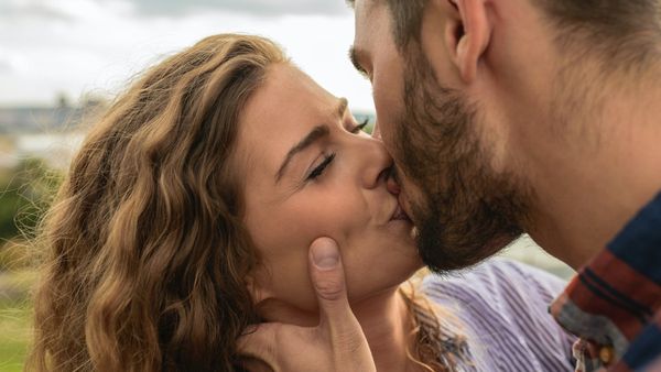 International Kissing Day: ৫৮ ঘন্টা ধরে চুম্বন, কেউ আবার প্রকাশ্যে! বিশ্বের ছয়টি চর্চিত চুম্বন এগুলিই