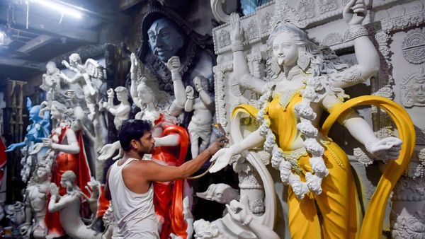 Kumartuli: শহর কলকাতার কুমোরপাড়া, কৃষ্ণনগর থেকে আনা হয়েছিল কুমোরদের