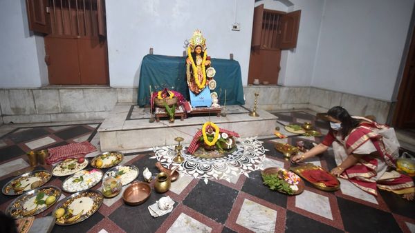 Maa Lakshmi Blessings: মা লক্ষ্মীকে খুশি করতে ও আর্থিক দিকে উন্নতি করতে মানুন এগুলি