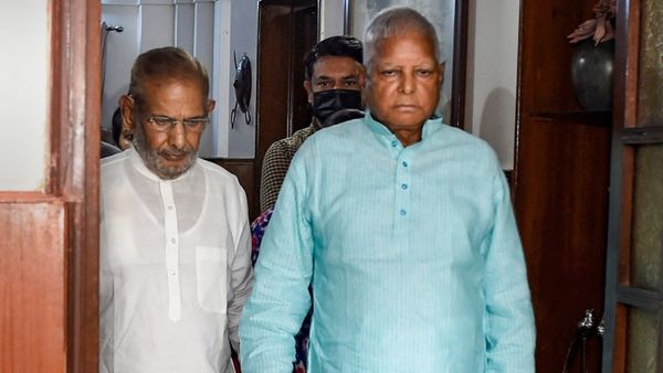 জমি দিয়ে চাকরি! লালুপ্রসাদ যাদবের পরিবারের ৬ কোটি টাকার সম্পত্তি বাজেয়াপ্ত