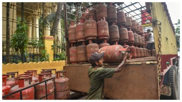 LPG Cylinder Price: ফের হেঁসেলে আগুন, আবারও বাড়ল রান্নার গ্যাসের দাম, জেনে নিন বিস্তারিত