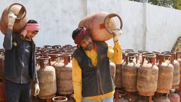 LPG Gas Price Hike: মাস পড়তেই বাড়ল রান্নার গ্যাসের দাম, কলকাতার দাম একনজরে