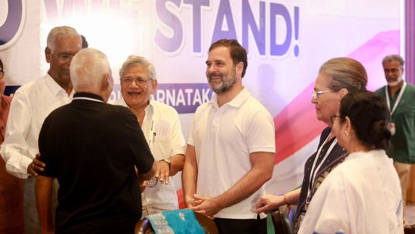 Bengaluru Opposition Meeting: মমতার ছবি ভাইরাল, সেটিং কটাক্ষ বিজেপির, বাম-কংগ্রেসের একাংশকে বার্তা শুভেন্দুর