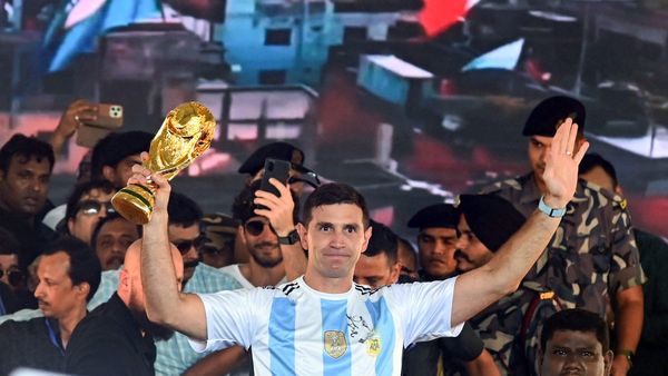 Emiliano Martinez: মার্তিনেজ ঘুরে গেলেন সুজিত ও সজলের ক্লাবে, বাংলার ফুটবল কতটা লাভবান এই সফরে?