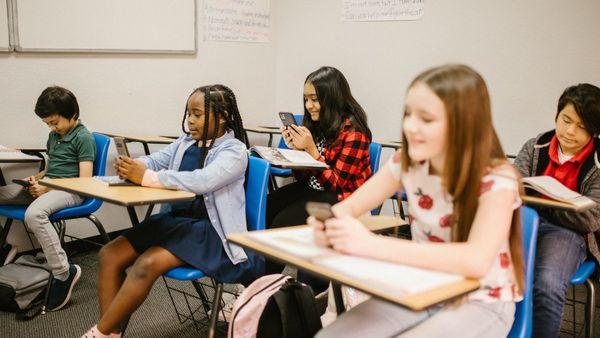 UNESCO: পড়ায় মন নেই, মুঠোফোনে বন্দি চোখ, স্মার্ট ফোন নিষিদ্ধ হতে চলেছে স্কুলে