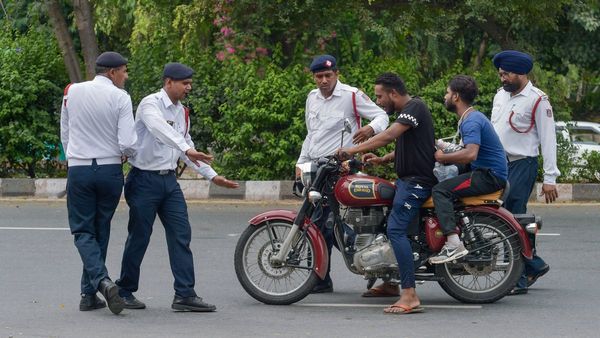 হাওয়াই চটি পড়ে ভুলেও বাইক চালাবেন না! Motor Vehicle Act না জানলে এখনই পড়ুন