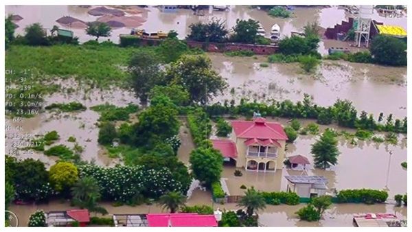 Weather alert: মেঘের গর্জন আর বৃষ্টি নিয়ে ঘুম ভাঙল শহরের, খেলনার মতো রাস্তায় ভাসছে গাড়ি