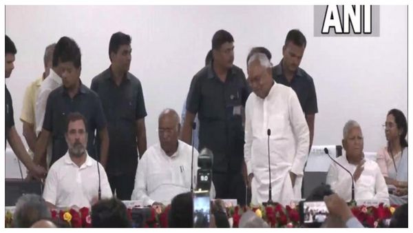 Opposition Meet: মহারাষ্ট্রে NCP-র ভাঙনে বিরোধী মহাজোটে ধাক্কা! বাতিল বেঙ্গালুরুর বৈঠক