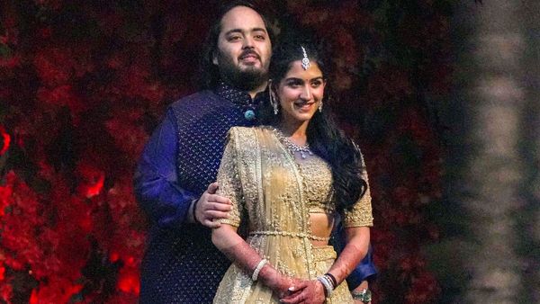 Radhika Merchent: শখের দাম লাখ টাকা! আম্বানিদের হবু ছোট বউ রাধিকার একটি পোশাকের দাম কত জানেন?