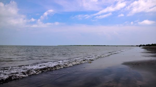 Parikhi Sea Beach: দিঘা-মন্দারমনি নয় কলকাতার কাছেই রয়েছে একেবারে নতুন সৈকত