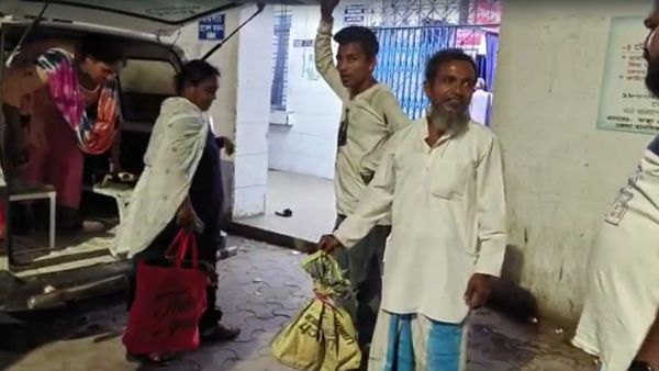 সাপে কামড়েছে! সাপ হাতে করে সোজা হাসপাতালে, আঁতকে উঠলেন চিকিৎসকও