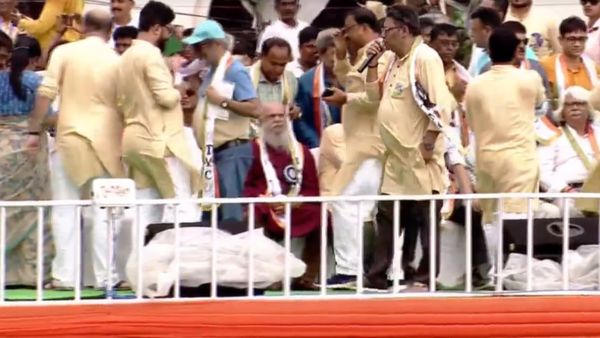 21 July Shahid Diwas: বিদ্রোহে ইতি! একুশের মঞ্চে প্রথম সারিতে শুভাপ্রসন্ন, হাতও মেলালেন মমতা