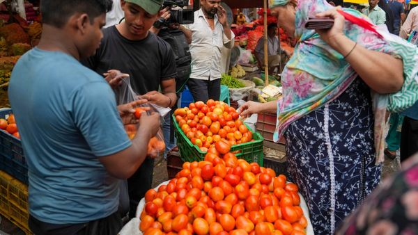 Tomato Prices Increasing: কেজি প্রতি ১২০ নয় ১৬০ টাকায় বিক্রি হচ্ছে টমেটো! কবে কমবে দাম, কী বলছে কেন্দ্র