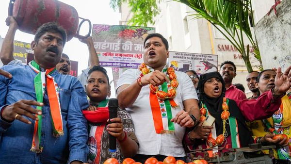 Tomato Price: টম্যাটোর দাম হবে ৩০০ টাকা কিলো! হু-হু করে দরবৃদ্ধির কতটা প্রভাব হেঁশেলে?
