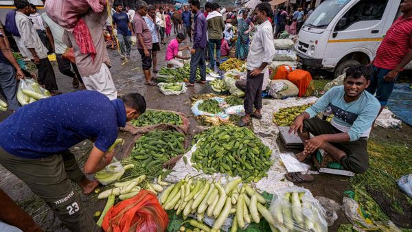 শুধু টম্যাটোই নয়, অন্য যেসব সবজির দাম রান্নাঘরের বাজেটকে আকাশছোঁয়া করেছে