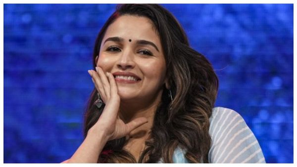 Alia Bhat: গঙ্গুবাইয়ের পোজ দিয়ে পুরস্কার জয়ের উচ্ছ্বাসে ভাসলেন আলিয়া ভাট, শুভেচ্ছা পাঠালেন কীর্তি শ্যাননকে