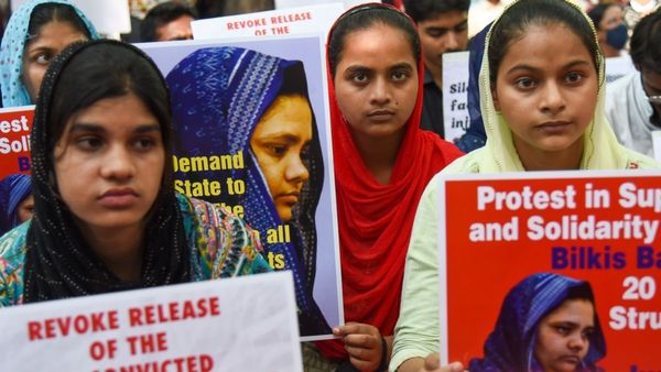 Bilkis Bano Case: বিলকিস-কাণ্ডের দোষীদেরই কেন বেছে বেছে মুক্তি? 'সুপ্রিম' প্রশ্নের মুখে গুজরাট সরকার