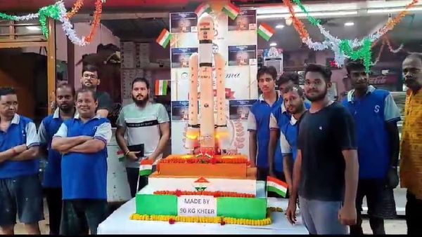 Chandrayaan 3 Sweet: 'চন্দ্রযান মিষ্টি' দেখতে তুমুল ভিড়, দুর্গাপুজোর প্যান্ডেলে প্রদর্শনীর ভাবনা