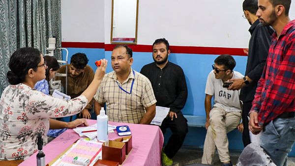 Conjunctivitis (Joy Bangla): চোখ লাল, কালো চশমা! জানেন কনজাংটিভাইটিসকে কেন জয় বাংলা বলা হয়?
