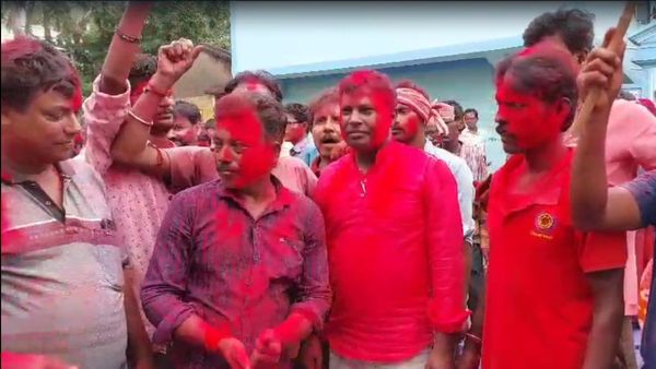 ১০ বছর পরে তারকেশ্বরের কেশবচকে গ্রাম পঞ্চায়েতে বোর্ড বামেদের! বিলি লাল বাতাসা