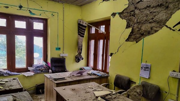 Earthquake: সাত সকালে প্রবল ঝাঁকুনি গুলমার্গ জুড়ে! আতঙ্কে রাস্তায় নামলেন সাধারণ মানুষ