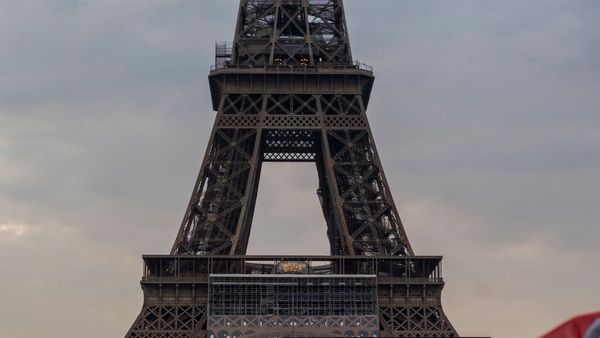 Bomb threat in Paris: আইফেল টাওয়ার উড়িয়ে দেওয়ার হুমকি ফোন! মুহূর্তে সরানো হল পর্যটকদের ভিড়