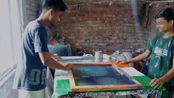 Independence Day 2023: নাওয়া খাওয়া ভুলে চলছে কাজ, হাওড়ার জগাছার এই গলিতেও তৈরি হয় তেরঙা