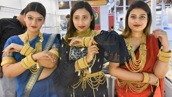 Gold Rates Today: পরপর তিন দিন সোনার মূল্য হ্রাস! কলকাতায় ১০ গ্রাম হলুদ ধাতুর দাম একনজরে