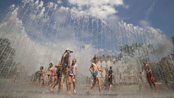 Heat Wave: রেকর্ড অসহনীয় গরম, ৫১ ডিগ্রিতে পুড়ছে দেশ, ২ দিন ছুটি ঘোষণা সরকারের