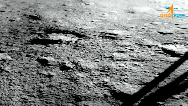 Chandrayaan 3: চাঁদের দক্ষিণ মেরুতে মিলল 'অমূল্য রতনে'র, কামাল দেখাতে শুরু করল রোভার প্রজ্ঞান