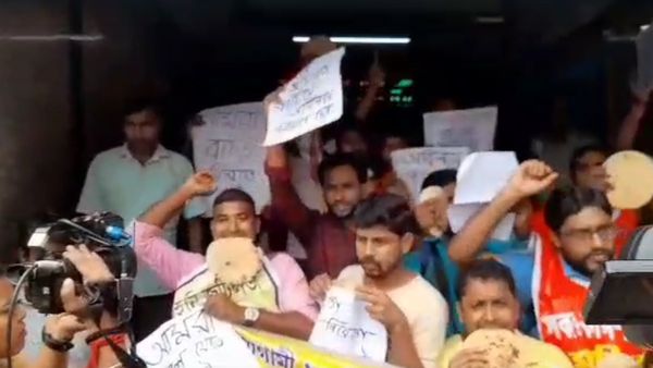 কালীঘাটে ধুন্ধুমার, মুখ্যমন্ত্রীর বাড়ির সামনে রুটি নিয়ে বিক্ষোভ চাকরী প্রার্থীদের, পুলিশের সঙ্গে ধস্তাধস্তি