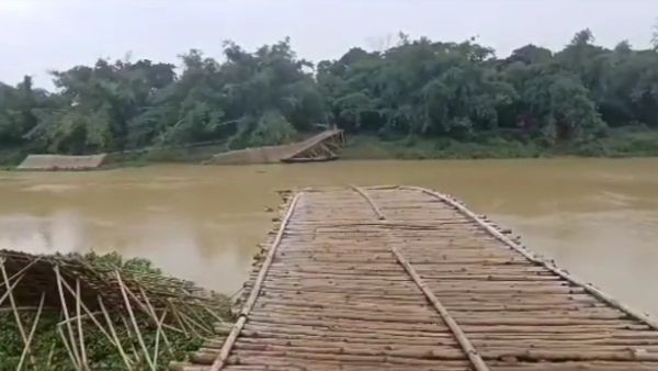 কাঁসাই নদীর স্রোতে তলিয়ে গেল বাঁশের সেতু, যোগাযোগ বিচ্ছিন্ন পাঁশকুড়া ডোমঘাট