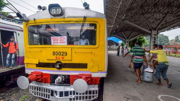 Sealdah to Bangaon: ধসে বন্ধ শিয়ালদহ-বনগাঁ শাখায় রেল চলাচল, আটকে বহু ট্রেন