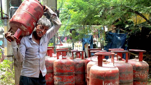 LPG Price Cut: ২০০ নয়, ৪০০ টাকা কমে গ্যাস কিনবেন এরা! মোদী সরকারের ঘোষণা আরও জানুন